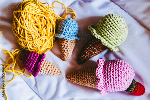 Obraz na płótnie Atelier de crochet avec des travaux en cours, jouet petits cornets de glace colorés en crochet w salonie