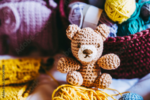 Obraz na płótnie Atelier de crochet avec des travaux en cours, jouet petit ours en crochet w salonie