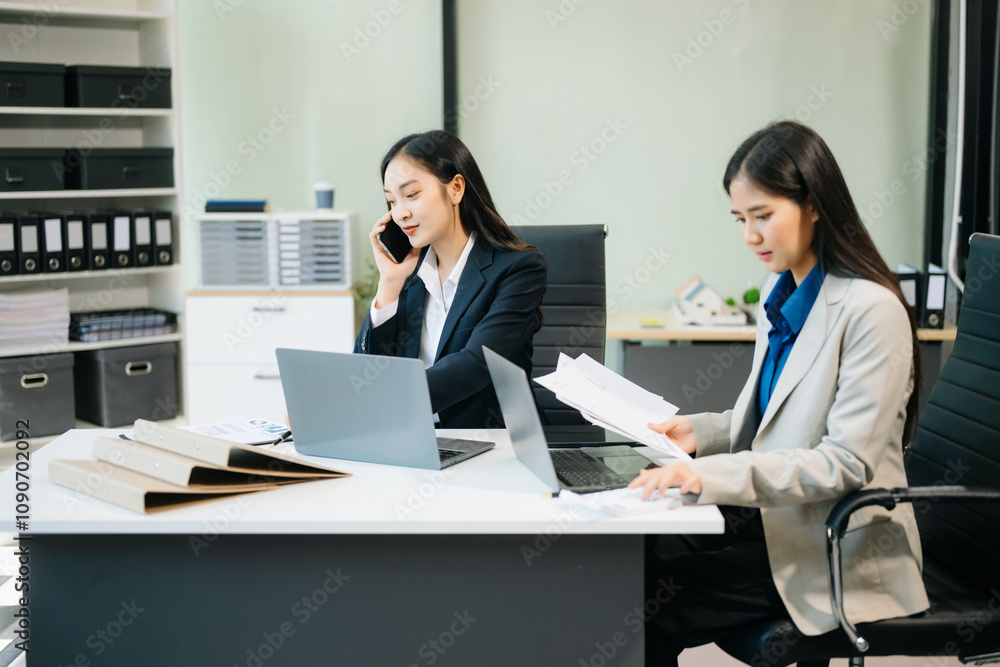 Fototapeta premium Businesswomen work and discuss their business plans. A woman employee explains