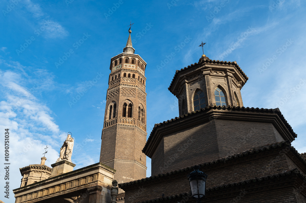 Fototapeta premium Zaragoza, iglesia mudejar de San Pablo con su torre, arquitectura mudejar, aragon, españa.