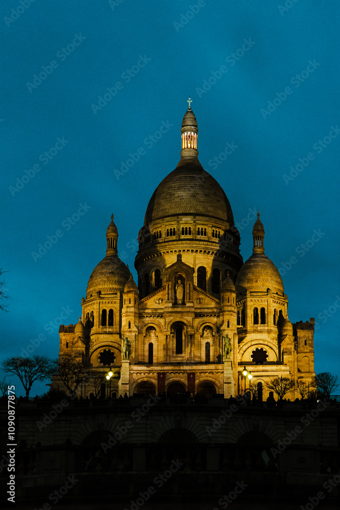 Obraz premium Sacré-Cœur Basilica, Montmartre, Paris, France, evening