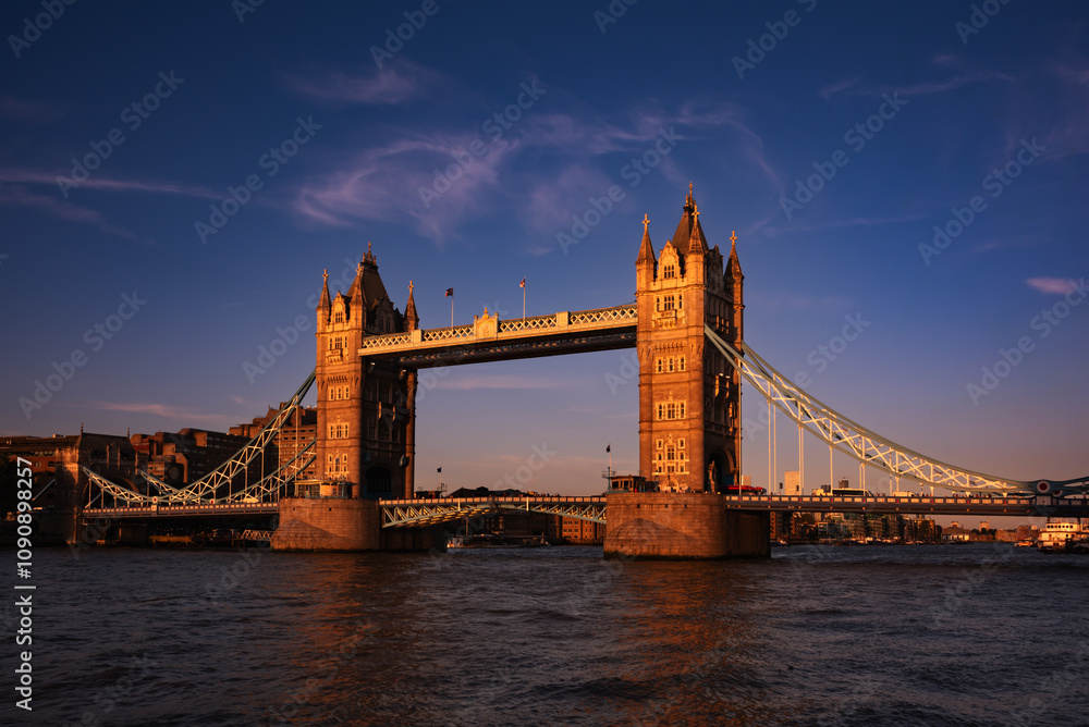 Obraz premium Tower bridge in London city, UK in evening sun
