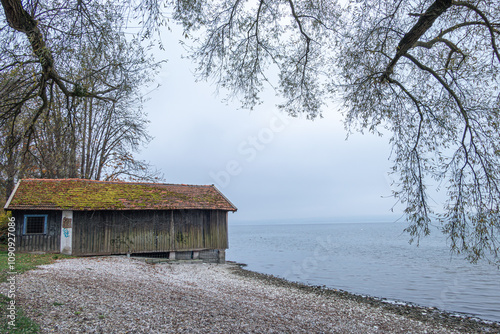 Bootshaus an einem Nebeligen Herbsttag am Ammersee, Herrsching, Bayern, Deutschland, Europa photo