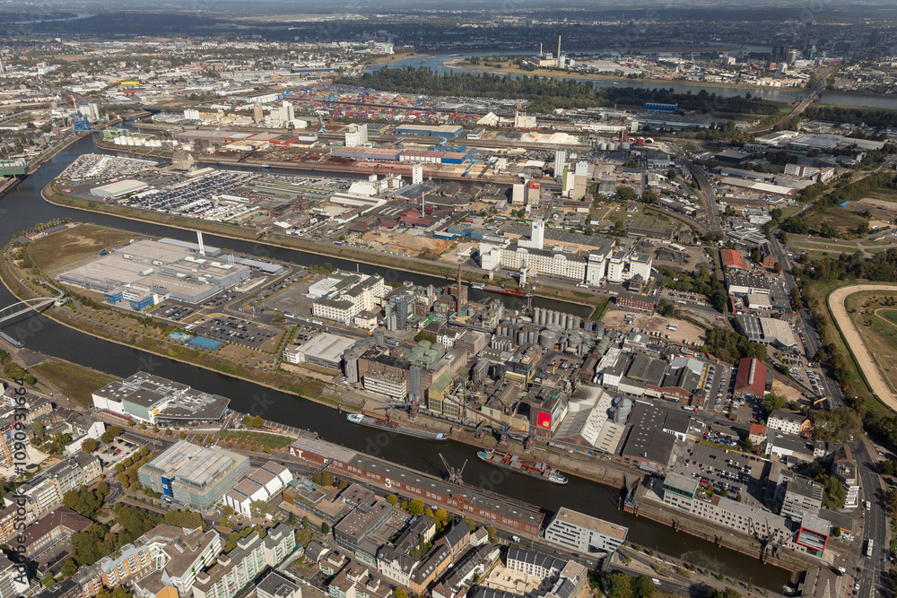 Fototapeta premium Der Industriehafen Neuss auf der linken Seite des Niederrheins hat eine Fläche von ca. 4,5qkm.