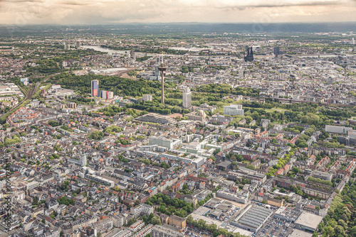 Wallpaper Mural Luftbild von Köln Ehrenfeld in östlicher Richtung mit dem Melatenfriedhof auf der rechten Seite und dem Fernsehturm. Torontodigital.ca
