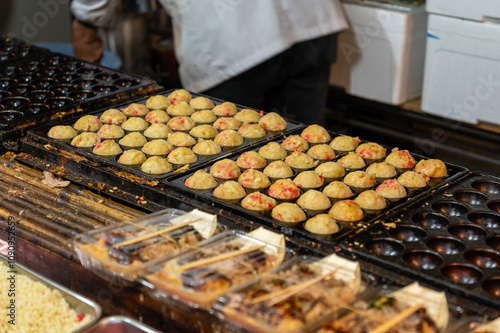 日本の祭りの屋台で売られているたこ焼き