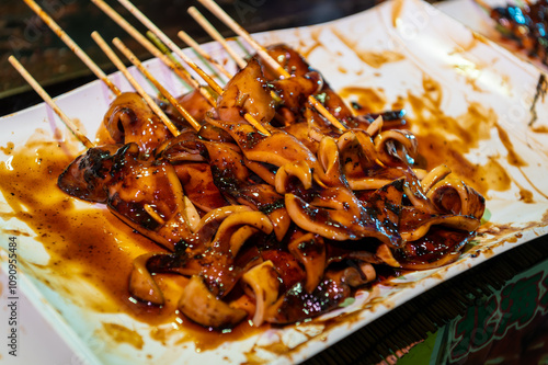 日本の祭りの屋台で売られているイカ焼き