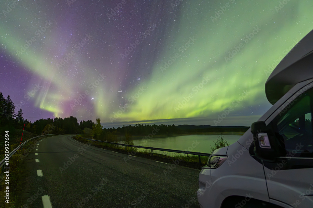 Obraz premium Motorhome and northern lights in Kiruna, Sweden.