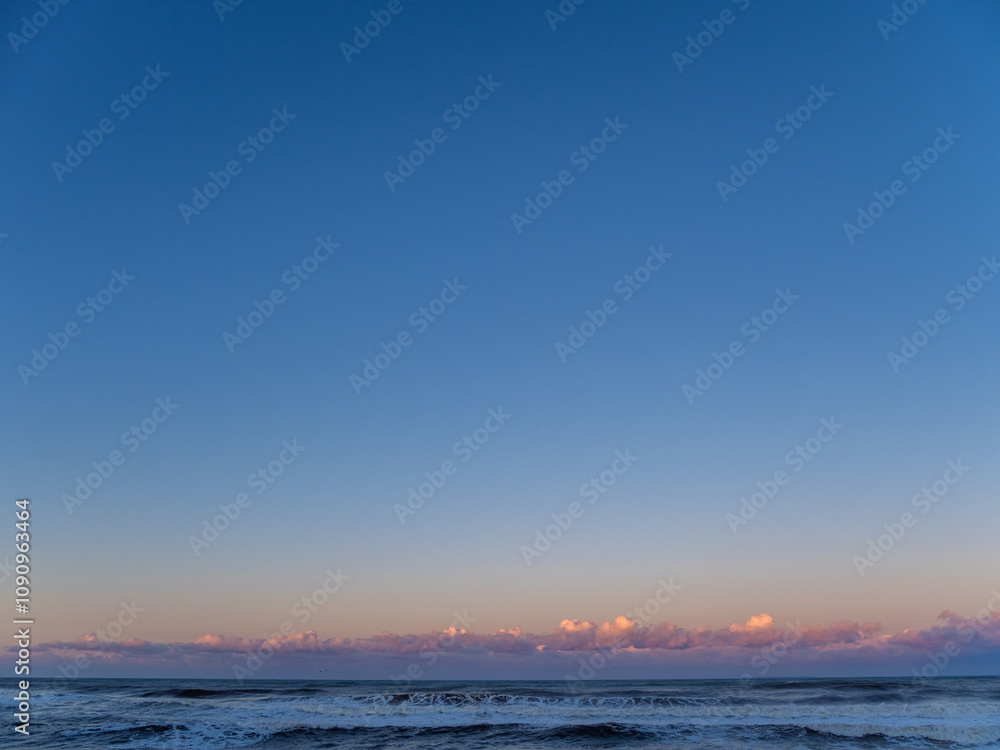 Fototapeta premium 夕暮れの海と青空
