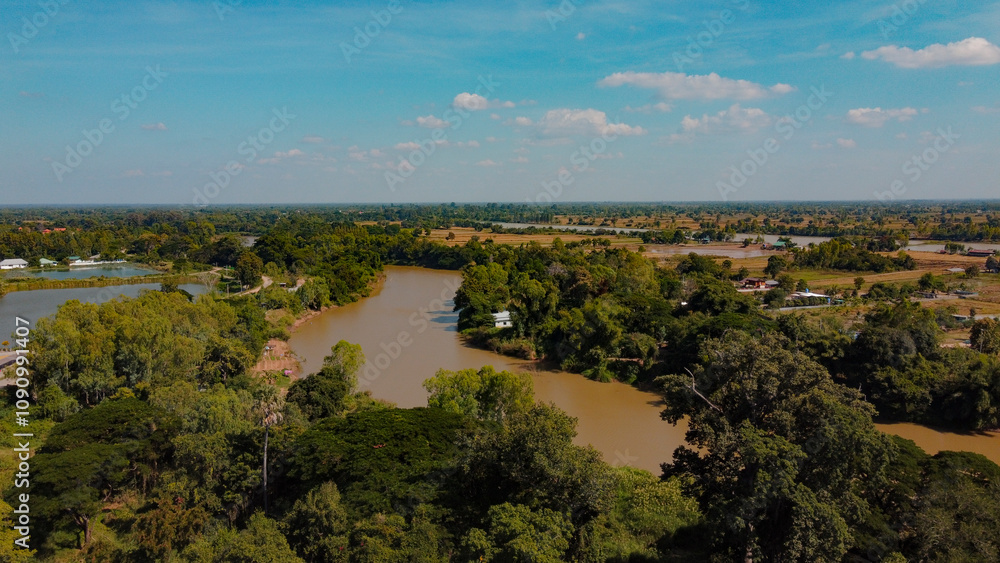 Obraz premium Chi River past trough forrest