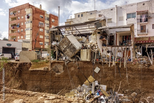 Fotografi Buildings half destroyed by the flood in the Poyo ravine caused by the intense r