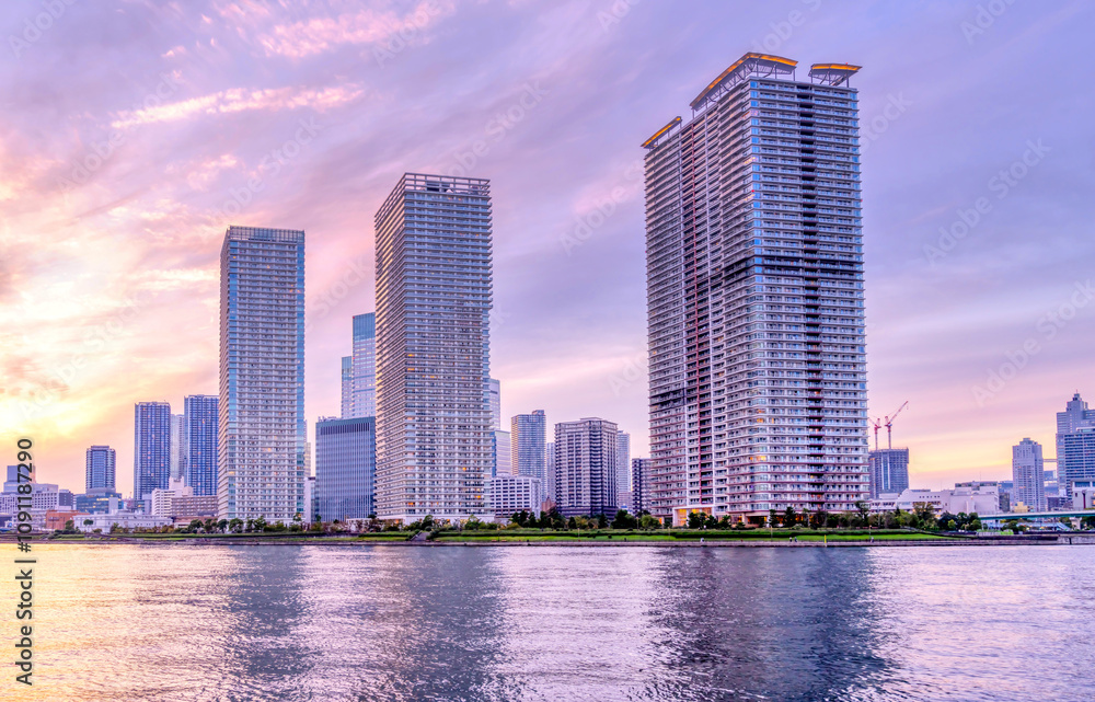 Fototapeta premium 東京晴海・タワーマンション群 夕景