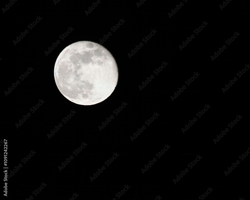 Naklejka premium Full moon is bright against a dark night sky..