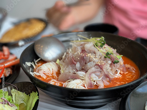 한국 여름 별미 면이 들어있는 물회