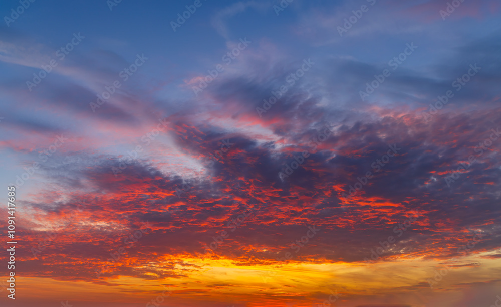 Obraz premium Beautiful sky with cloud before sunset