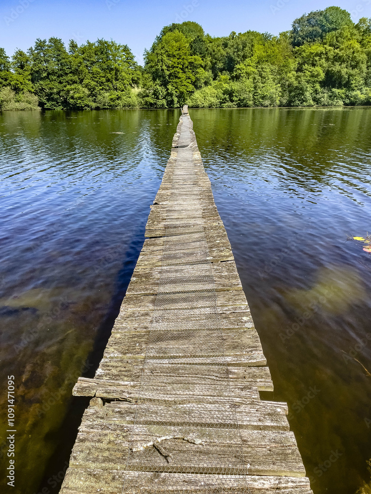 Φωτογραφία Wooden jetty on pond,  Saint-Sauveur-en-Puisaye, Yonne, France