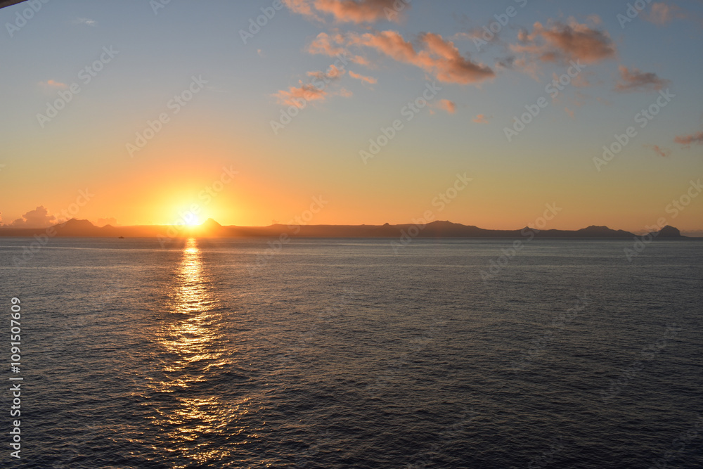 Obraz premium Sonnenuntergang über La Réunion vom Indischen Ozean aus