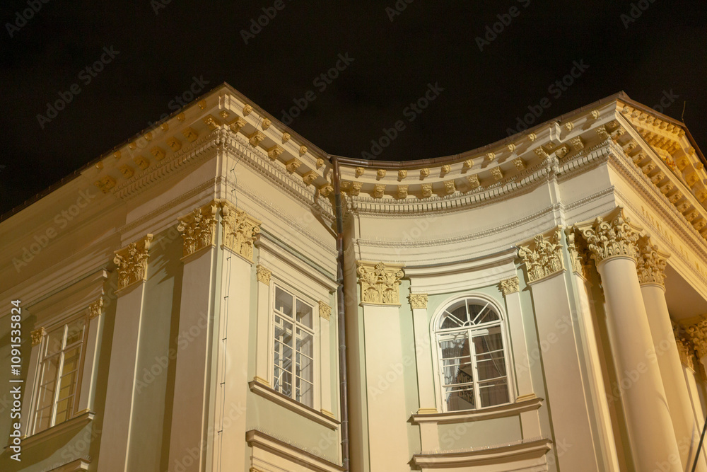 Obraz premium The stunning night view of the magnificent classic building enhances and highlights its grand columns and intricate details, captivating all who gaze upon it in absolute awe and admiration