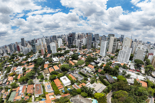 Região com muitas árvores em área nobre de São Paulo, SP em vista aérea formato de panorama. Altíssima resolução.  photo