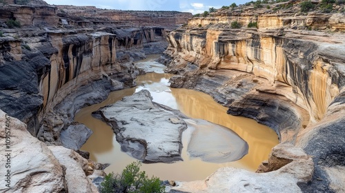 Río Caudaloso en un Cañón: Poder y Majestuosidad en la Naturaleza






 photo