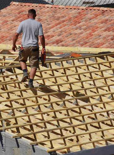 Wallpaper Mural Construction d'une charpente en bois d'une maison Torontodigital.ca