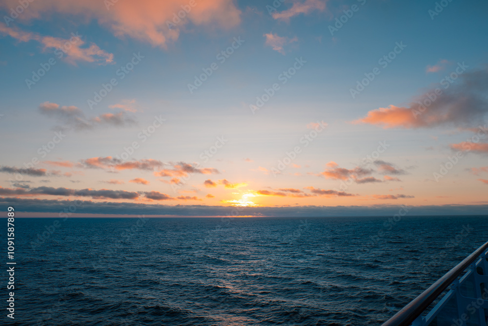 Fototapeta premium Beautiful Pacific Ocean Sunset