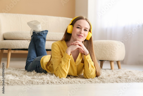 Relaxed young woman enjoyin...
