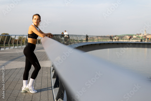 Young woman in sportswear p...