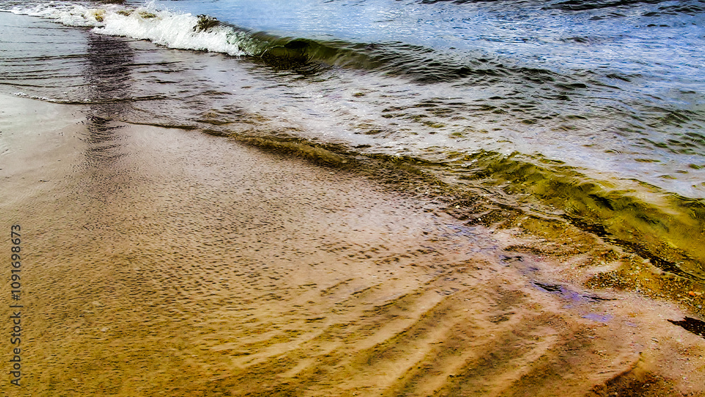 Wellen am Strand der Ostseeküste