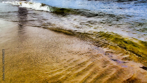 Obraz na płótnie Wellen am Strand der Ostseeküste w salonie