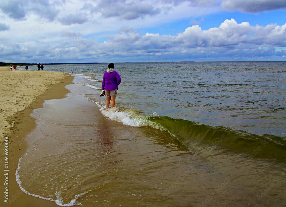Spaziergang im Wasser am Strand der Ostsee