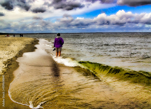 Spaziergang im Wasser am Strand der Ostsee
