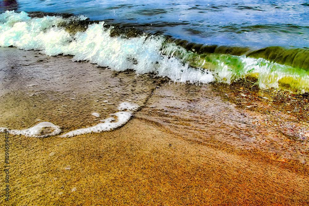 Wellen am Strand der Ostseeküste