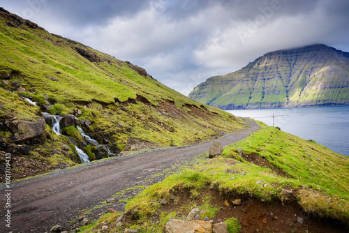 Gravel road to Muli on Borð...