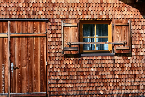 Holzhaus in den Bergen im Detail, Holzschindeln, Fenster, Tür photo