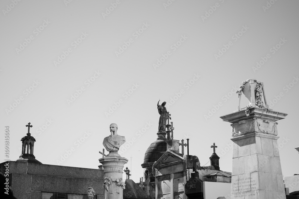 Obraz premium Statues above recoleta cemetery in buenos aires
