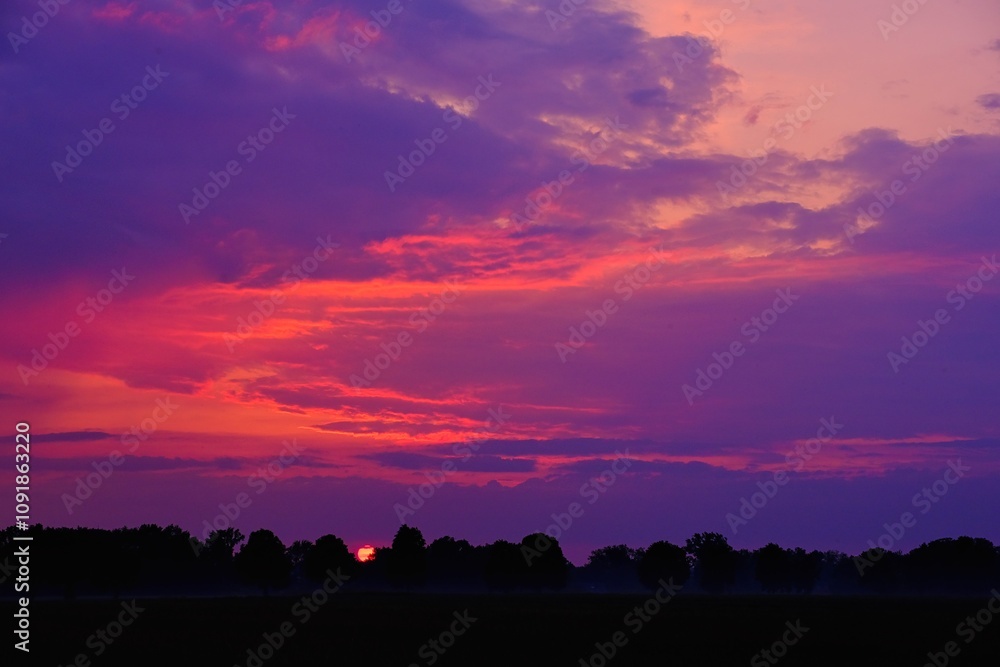 Obraz premium Farbiger Himmel am Abend beim Sonnenuntergang