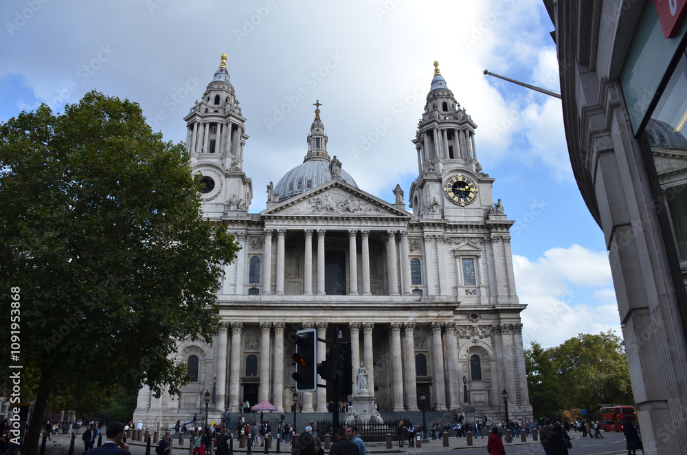 Fototapeta premium London, England, United Kingdom - October 2024: View of the facade of Saint Paul's cathedral
