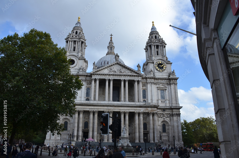 Obraz premium London, England, United Kingdom - October 2024: View of the facade of Saint Paul's cathedral