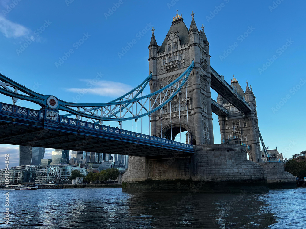 Obraz premium London, England, United Kingdom - October 2024: Tower Bridge is a bascule, suspension bridge built between 1886 and 1894. One of the prominent symbols of the United Kingdom.