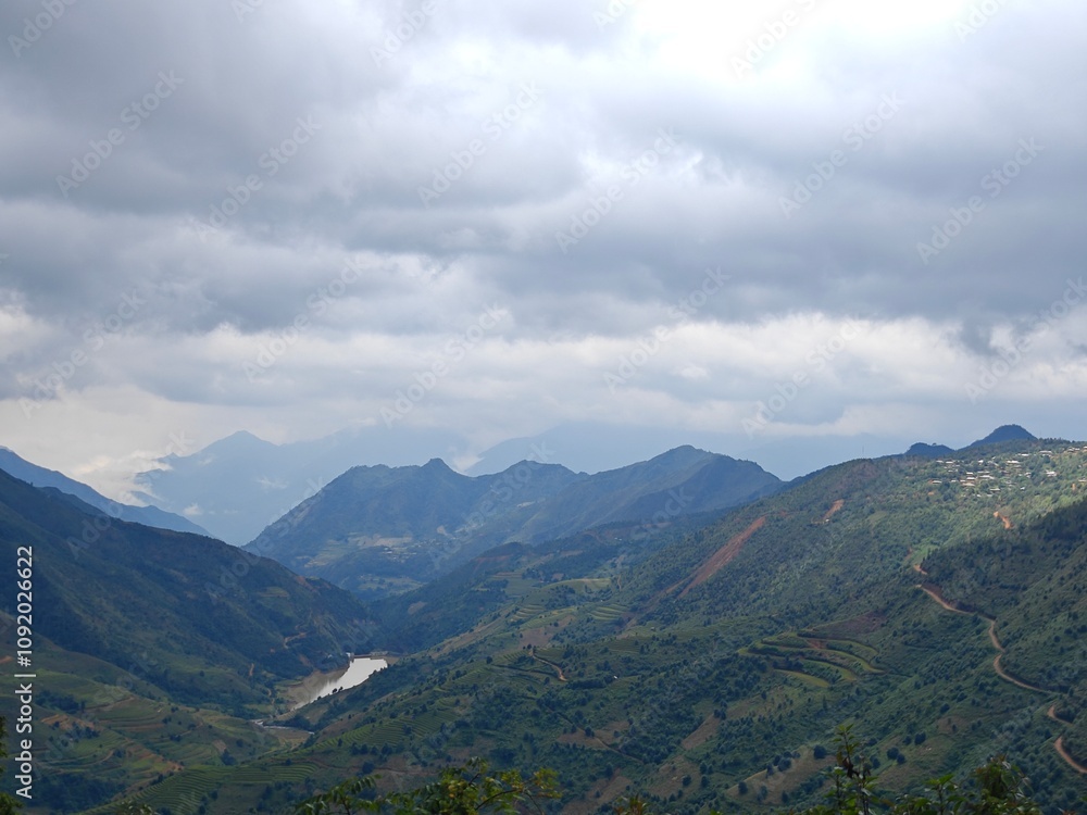 Obraz premium cloudy sky and the mountains