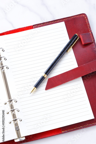 Wallpaper Mural リング式のシステム手帳を開いてデスクワークをしているイメージ
 Torontodigital.ca