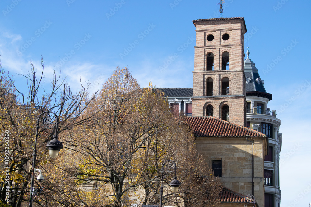 Iglesia antigua con campanario de León, España Iglesia antigua con campanario de León, España