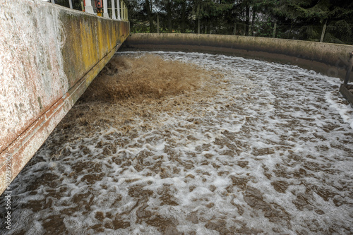 Une petite station d'épuration locale pour une ville de 3000 habitants. Les eaux usées et les eaux de pluie sont récupérées dans un grand bassin avant d'être filtrées. 