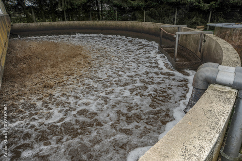 Une petite station d'épuration locale pour une ville de 3000 habitants. Les eaux usées et les eaux de pluie sont récupérées dans un grand bassin avant d'être filtrées. 