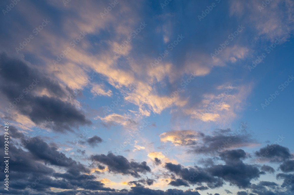 Obraz premium colorful and dramatic summer sunset clouds