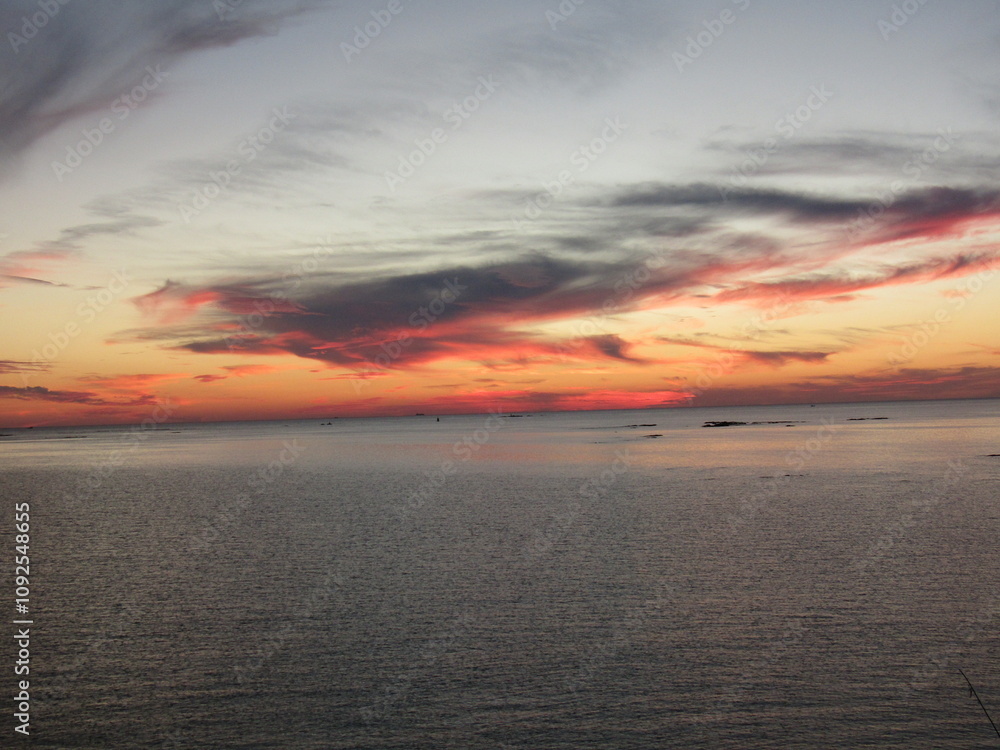 Obraz premium 熊本県天草市牛深、日本の夕陽百選に選ばれた魚貫・黒石の美しく、幻想的な東シナ海の夕陽