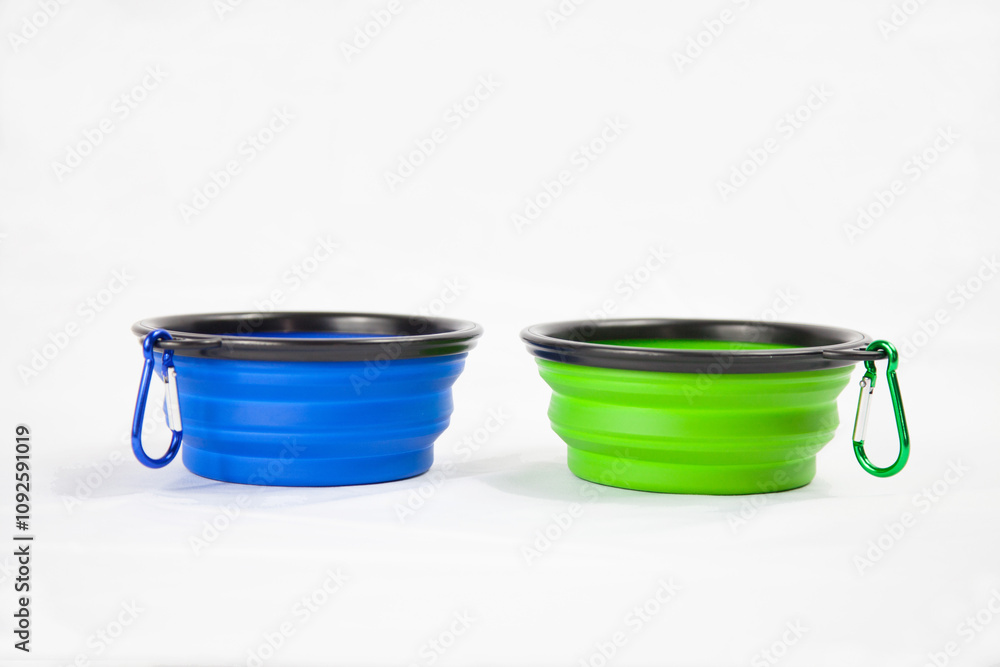 Φωτογραφία Vibrant collapsible pet bowls in blue and green with durable carabiners, ideal f