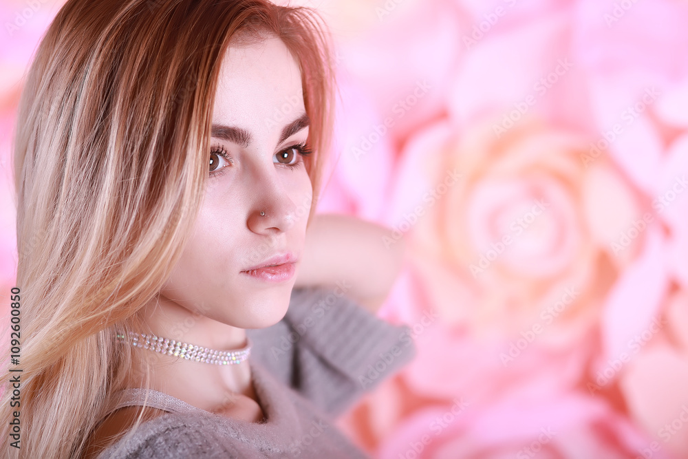 Naklejka premium Girl with blond hair and gray sweater