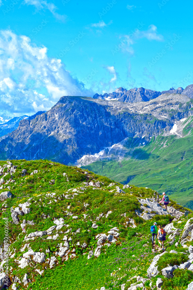 Fototapeta premium Wandergruppe am Rüfikopf im Lechquellengebirge (Vorarlberg, Österreich) 